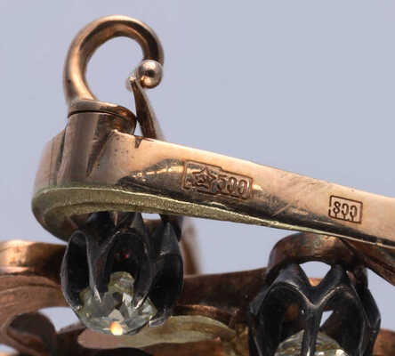 Брошь из желтого, розового и белого золота (по клейму 500), общим весом 15,37 грамма, содержит природные вставки из бриллиантов